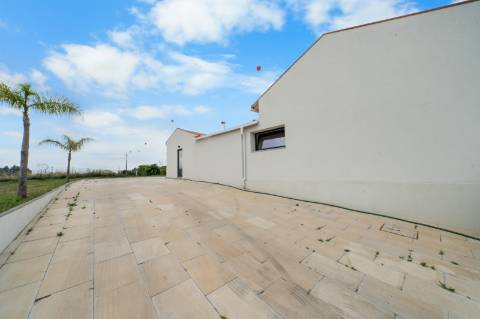 Moradia T4 térrea totalmente renovada, mobilada e equipada, a poucos minutos do centro de Espinho