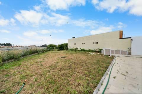 Moradia T4 térrea totalmente renovada, mobilada e equipada, a poucos minutos do centro de Espinho