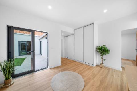 Moradia T4 térrea totalmente renovada, mobilada e equipada, a poucos minutos do centro de Espinho