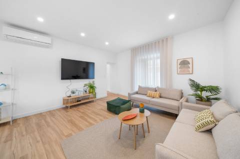 Moradia T4 térrea totalmente renovada, mobilada e equipada, a poucos minutos do centro de Espinho