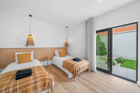 Moradia T4 térrea totalmente renovada, mobilada e equipada, a poucos minutos do centro de Espinho