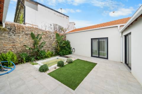 Moradia T4 térrea totalmente renovada, mobilada e equipada, a poucos minutos do centro de Espinho