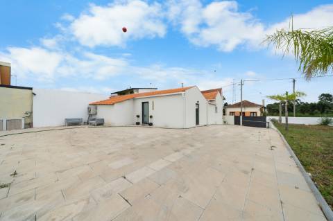 Moradia T4 térrea totalmente renovada, mobilada e equipada, a poucos minutos do centro de Espinho