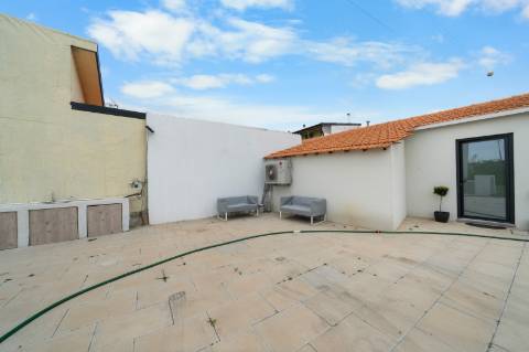 Moradia T4 térrea totalmente renovada, mobilada e equipada, a poucos minutos do centro de Espinho