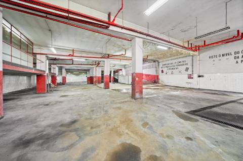 Garagem com 732 m2 na Rua Santos Pousada, Porto