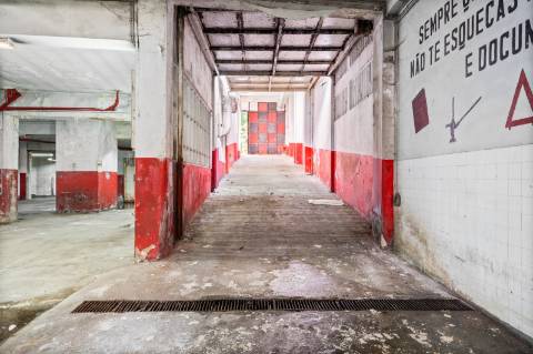 Garagem com 732 m2 na Rua Santos Pousada, Porto