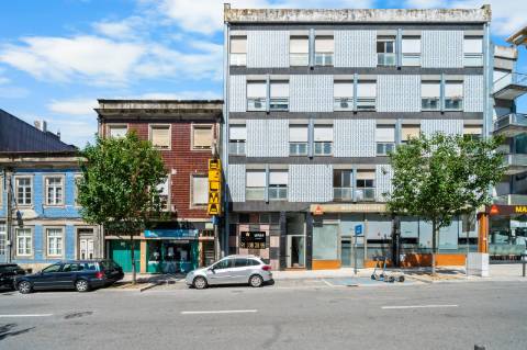 Garagem com 732 m2 na Rua Santos Pousada, Porto