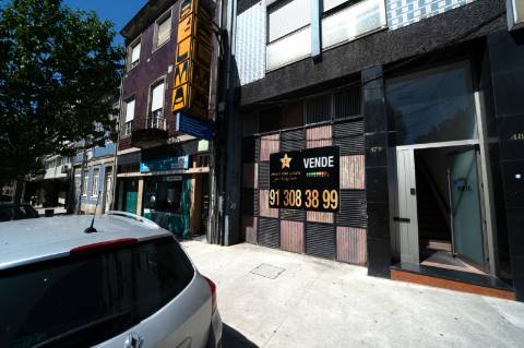 Garagem com 732 m2 na Rua Santos Pousada, Porto