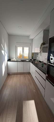 Apartamento T3 em Benfica com garagem e varanda