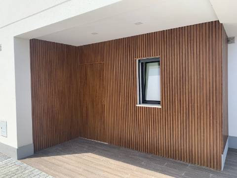 Moradia independente (T3+2), localizada em São João do Estoril, numa praceta que garante elevada privacidade.