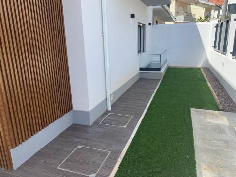 Moradia independente (T3+2), localizada em São João do Estoril, numa praceta que garante elevada privacidade.