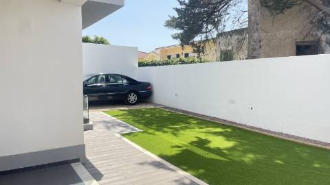 Moradia independente (T3+2), localizada em São João do Estoril, numa praceta que garante elevada privacidade.
