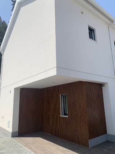 Moradia independente (T3+2), localizada em São João do Estoril, numa praceta que garante elevada privacidade.