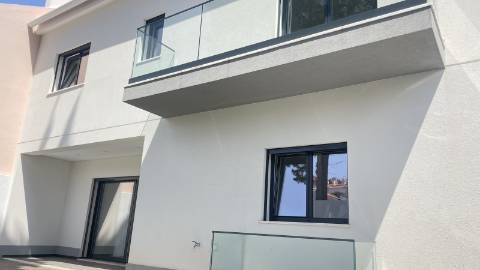 Moradia independente (T3+2), localizada em São João do Estoril, numa praceta que garante elevada privacidade.