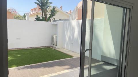 Moradia independente (T3+2), localizada em São João do Estoril, numa praceta que garante elevada privacidade.