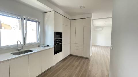 Moradia independente (T3+2), localizada em São João do Estoril, numa praceta que garante elevada privacidade.