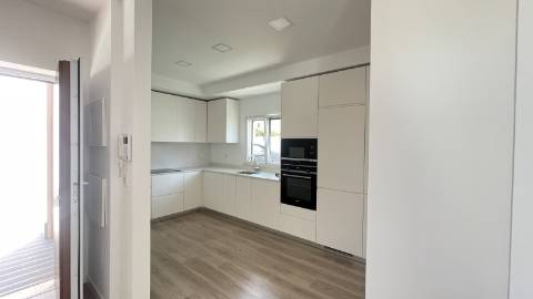 Moradia independente (T3+2), localizada em São João do Estoril, numa praceta que garante elevada privacidade.