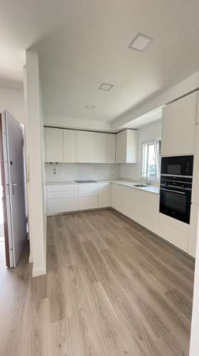 Moradia independente (T3+2), localizada em São João do Estoril, numa praceta que garante elevada privacidade.