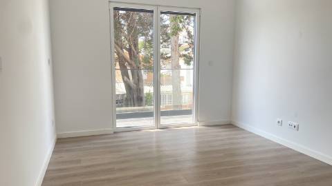 Moradia independente (T3+2), localizada em São João do Estoril, numa praceta que garante elevada privacidade.