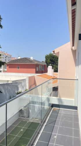 Moradia independente (T3+2), localizada em São João do Estoril, numa praceta que garante elevada privacidade.