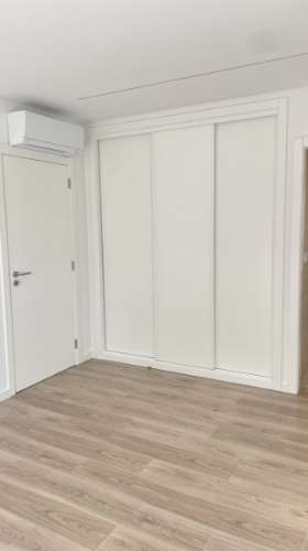 Moradia independente (T3+2), localizada em São João do Estoril, numa praceta que garante elevada privacidade.