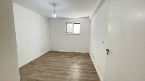 Moradia independente (T3+2), localizada em São João do Estoril, numa praceta que garante elevada privacidade.