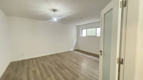 Moradia independente (T3+2), localizada em São João do Estoril, numa praceta que garante elevada privacidade.