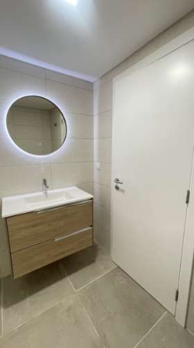 Moradia independente (T3+2), localizada em São João do Estoril, numa praceta que garante elevada privacidade.