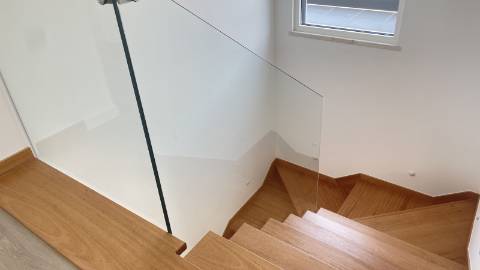 Moradia independente (T3+2), localizada em São João do Estoril, numa praceta que garante elevada privacidade.