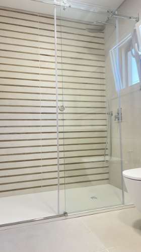 Moradia independente (T3+2), localizada em São João do Estoril, numa praceta que garante elevada privacidade.