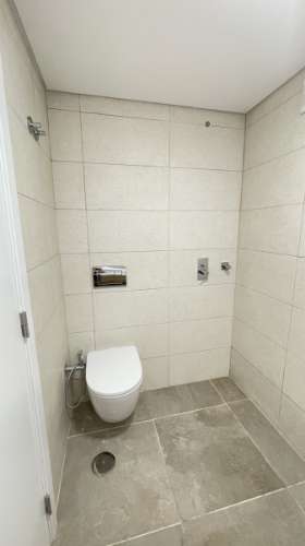 Moradia independente (T3+2), localizada em São João do Estoril, numa praceta que garante elevada privacidade.