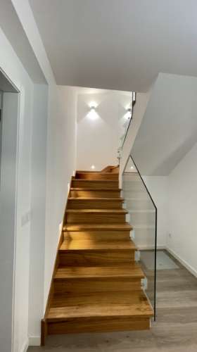 Moradia independente (T3+2), localizada em São João do Estoril, numa praceta que garante elevada privacidade.