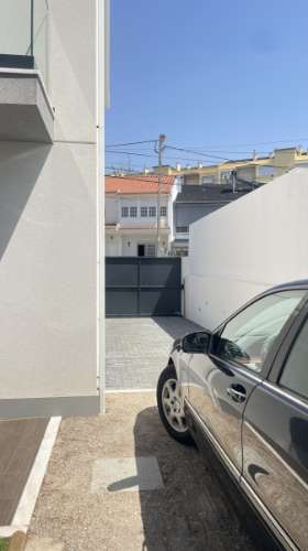 Moradia independente (T3+2), localizada em São João do Estoril, numa praceta que garante elevada privacidade.