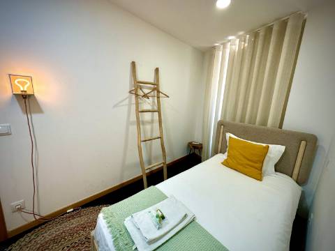 Prédio com 5 suítes no coração do Porto, com Alojamento Local (AL)