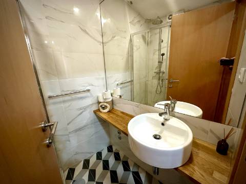 Prédio com 5 suítes no coração do Porto, com Alojamento Local (AL)