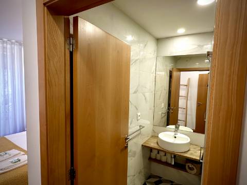 Prédio com 5 suítes no coração do Porto, com Alojamento Local (AL)