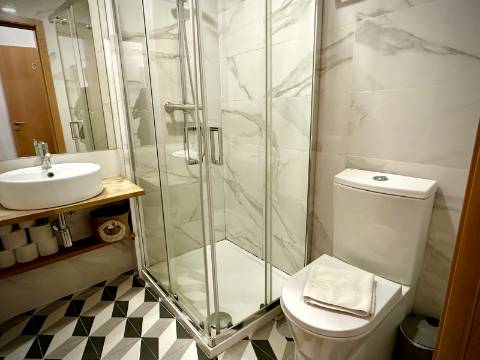 Prédio com 5 suítes no coração do Porto, com Alojamento Local (AL)