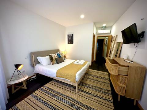 Prédio com 5 suítes no coração do Porto, com Alojamento Local (AL)