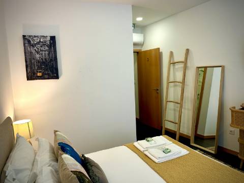 Prédio com 5 suítes no coração do Porto, com Alojamento Local (AL)