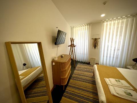 Prédio com 5 suítes no coração do Porto, com Alojamento Local (AL)