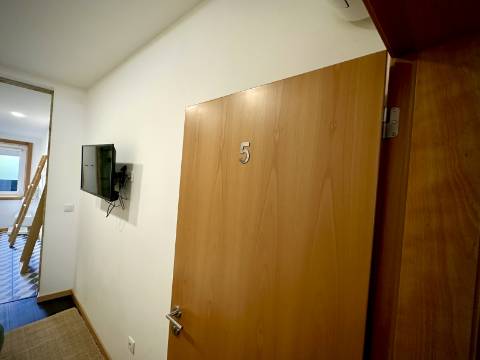 Prédio com 5 suítes no coração do Porto, com Alojamento Local (AL)