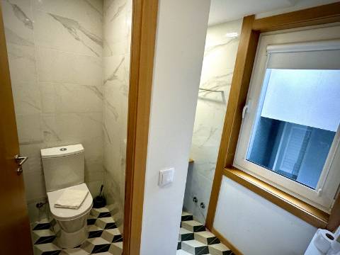 Prédio com 5 suítes no coração do Porto, com Alojamento Local (AL)