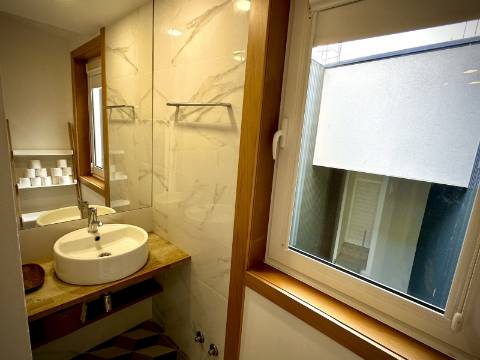 Prédio com 5 suítes no coração do Porto, com Alojamento Local (AL)