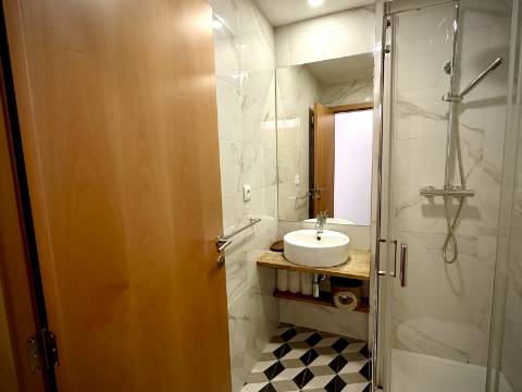 Prédio com 5 suítes no coração do Porto, com Alojamento Local (AL)