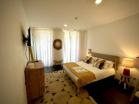 Prédio com 5 suítes no coração do Porto, com Alojamento Local (AL)