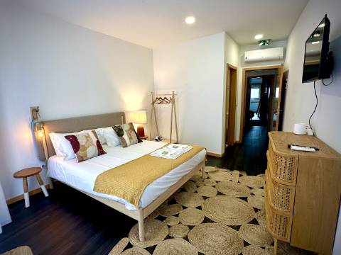 Prédio com 5 suítes no coração do Porto, com Alojamento Local (AL)