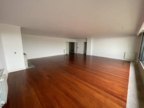 Apartamento T3 ótimo de alto padrão na 2ª linha do mar em Leça de Palmeira!!