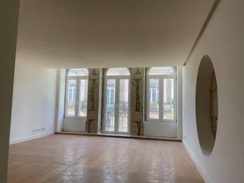 Maravilhoso edifício histórico situado numa das ruas mais conhecidas do Porto