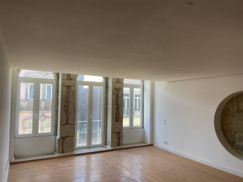 Maravilhoso edifício histórico situado numa das ruas mais conhecidas do Porto