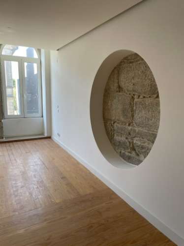 Maravilhoso edifício histórico situado numa das ruas mais conhecidas do Porto